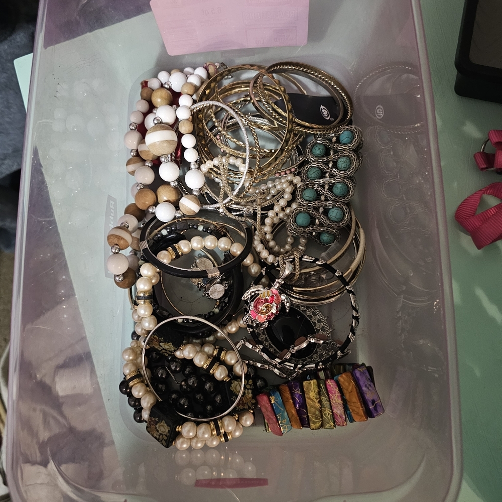 ❌️SOLD❌️Lot of costume jewlery